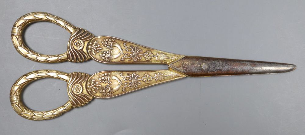 A late 19th century Russian engraved 84 zolotnik beaker, 63mm, a silver mounted glass match strike(a.f.) and a pr of scissors.